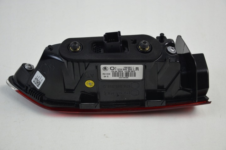 SKODA KAROQ PHARES ARRIÈRE DROITE GAUCHE ENSEMBLE 57A945208C 57A945207C
