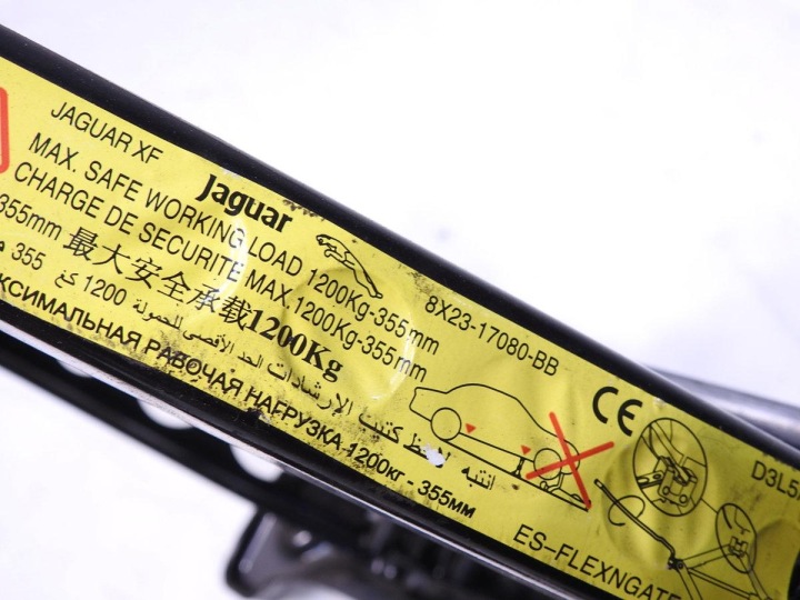 CRIC ÉLÉVATEUR INSERT JAGUAR XF X250 8W83-17B043-AA 8X23-17080-BB