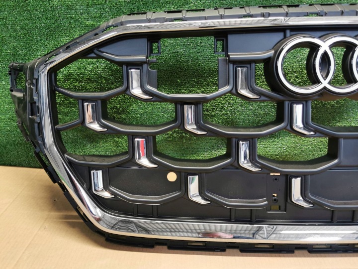 AUDI Q8 SQ8 4M8 LIFT 24- GRILLE NEUF CALANDRE INSIGNE CHROME 4M8853651BS EN TRÈS BON ÉTAT