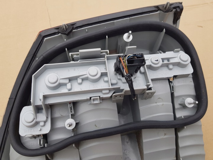 COMME NEUF PHARE GAUCHE ARRIÈRE OPEL VECTRA C LIFT BERLINE COMPACTE BERLINE EN BON ÉTAT INSERT