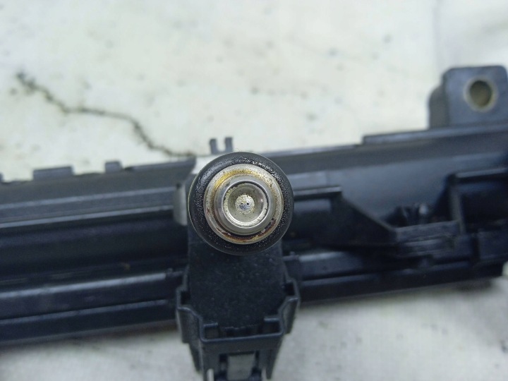 VOLKSWAGEN GOLF IV 2001 MOULURE INJECTION