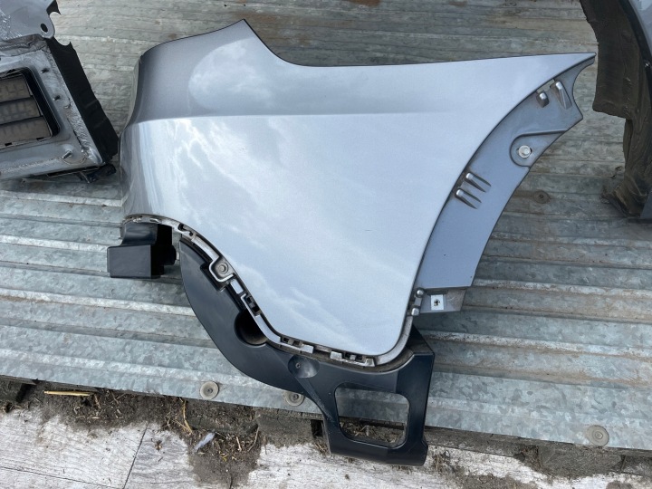 AILE BRODERIE GARDE-BOUE ANGLE SEUIL DROIT ARRIÈRE BMW X5 E70 A52/7 A52 EN TRÈS BON ÉTAT