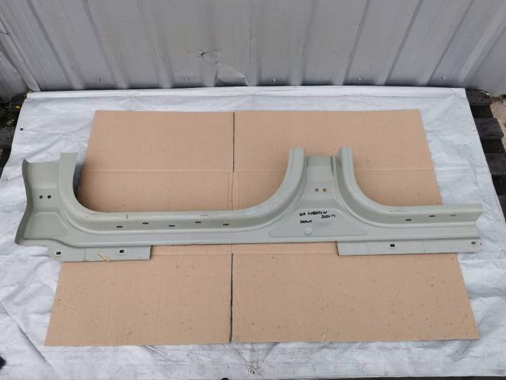 KIA SORENTO IV 20- SEUIL DROIT BRODERIE INFÉRIEUR SEUIL