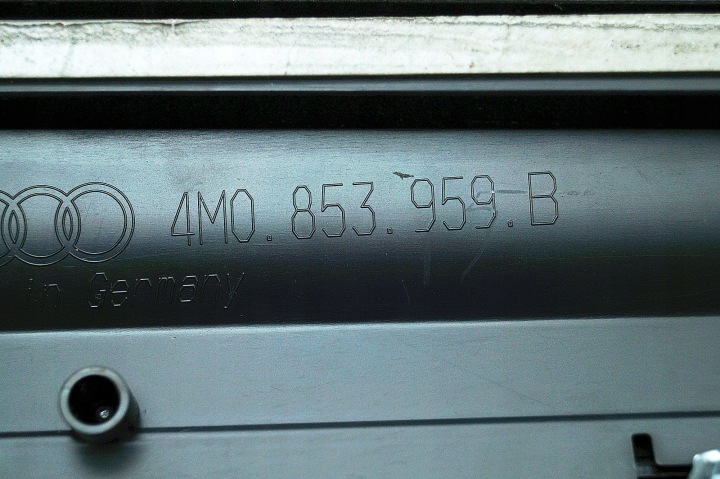 MOULURE PORTES GAUCHE AVANT AUDI Q7 4M0