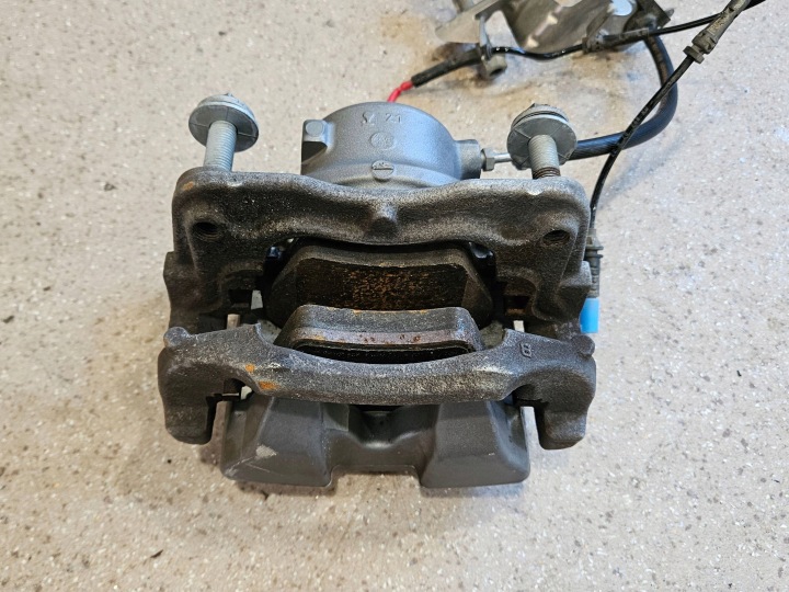 ÉTRIER DE FREIN DE FREIN AVANT AVANT CÔTÉ GAUCHE BMW 3 G20 G21 6872799