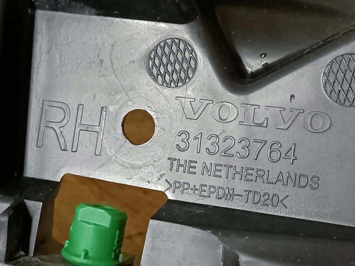 VOLVO XC60 14- GLISSIÈRE FIXATION PARE-CHOCS DROIT ARRIÈRE 31323764