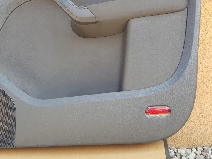 COLLECTEUR PORTES DROIT AVANT VW TOURAN I 03-10 NOIR MATÉRIAU EN BON ÉTAT