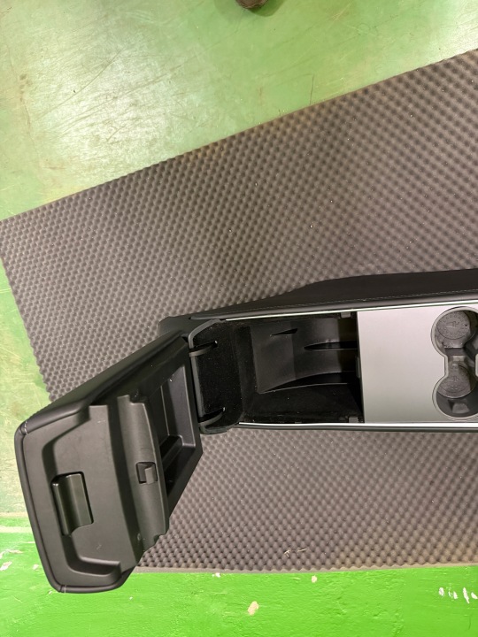 1755501-61-D TUNNEL CENTRAL CONSOLE TESLA MODÈLE Y 3067956-00-A