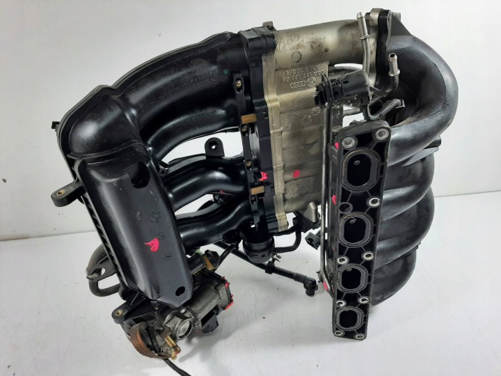AUDI A3 8L 3D 1.8 20V 98R COLLECTEUR ADMISSION 06A133925GB 06A133205D