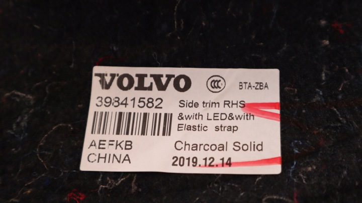 VOLVO XC60 II COLLECTEUR COUVERCLES DE COFFRE DROIT 39841582
