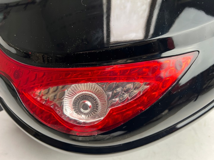 COFFRE SUR SCOOTER CENTRAL NOIR FIXATION UNIVERSEL AKCESORYJNY AVEC APPUI-TÊTE