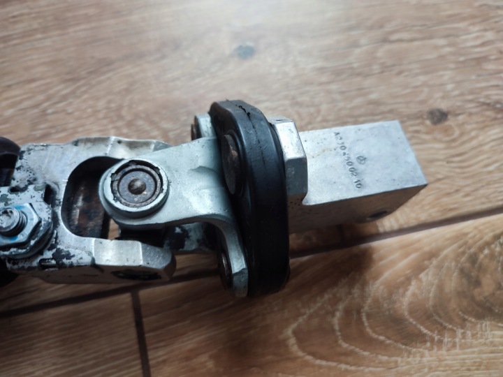 COLONNE DIRECTION AVEC PRZEGUBEM I KRZYZAKAMI MERCEDES W210 A2104600210