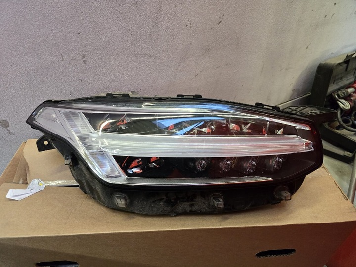 VOLVO XC 90 II LAMP FRONT RIGHT 31655813 