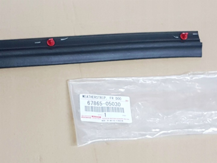 фото №3, Avensis t27 08-18 прокладка резиновая накладка pod дверь перед p