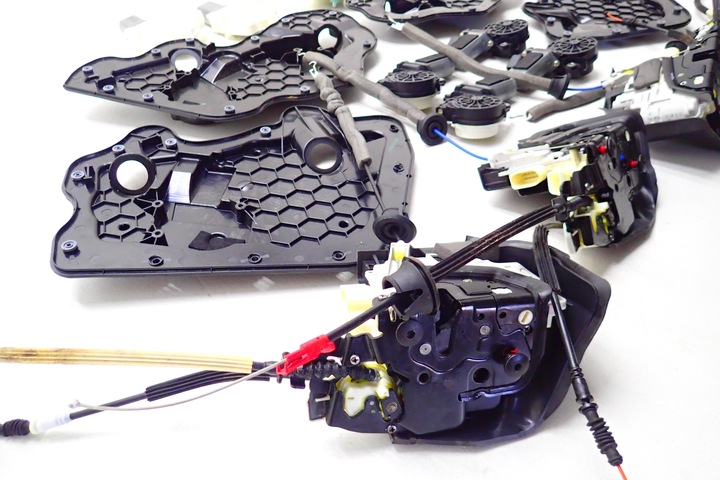 фото №2, ^^ audi a8 4h d4 замки натягувачі двері kpl 4f0837060