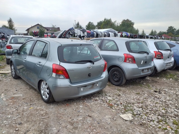 фото №6, Toyota yaris ii диван зад ремені прокладка van