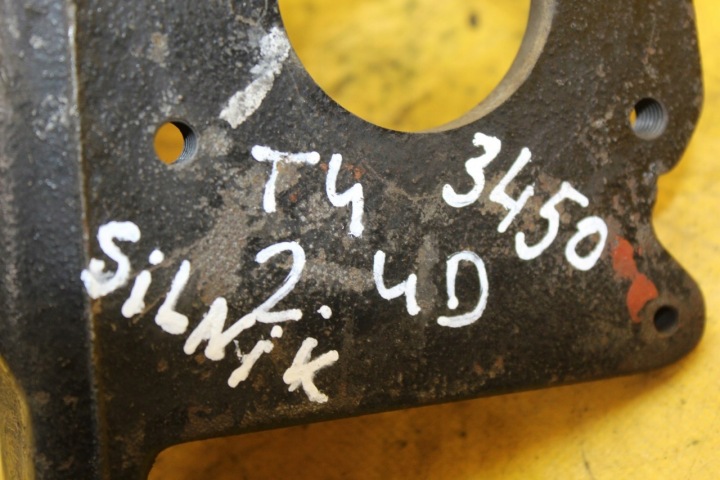 фото №7, Кронштейн насоса впрыскивающая vw t4 2.4 d 074130147