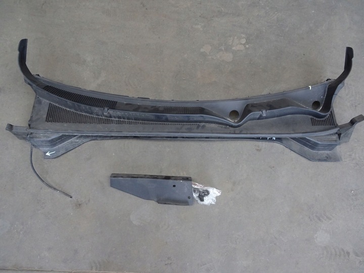 фото №1, Kia sportage 16- панель под лобовым стеклом