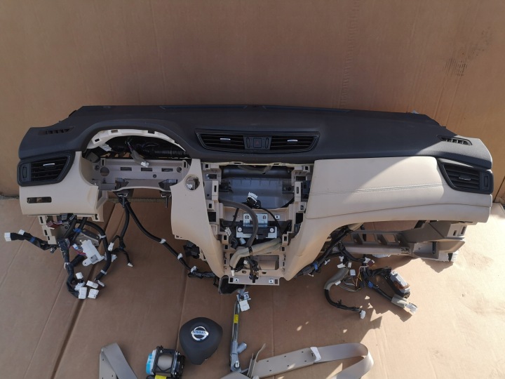 фото №9, Nissan x-trail t32 консоль aibag ремни комплект