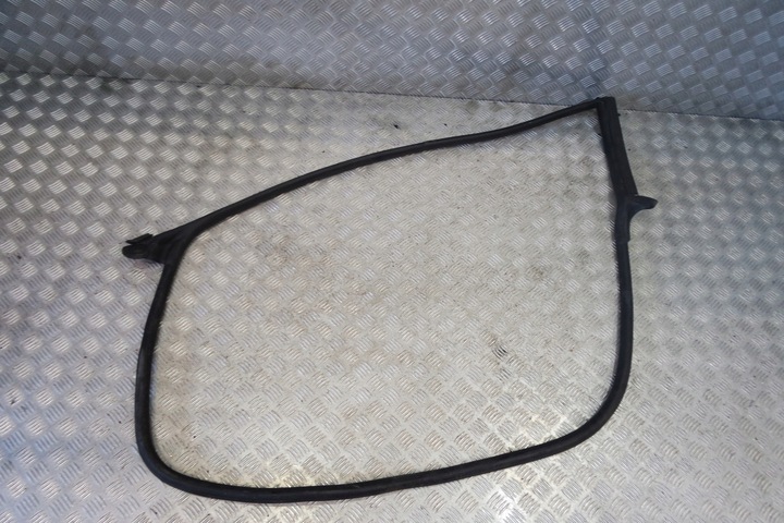 фото №1, Audi s5 a5 8w6 прокладка двері ліва 8w6831707