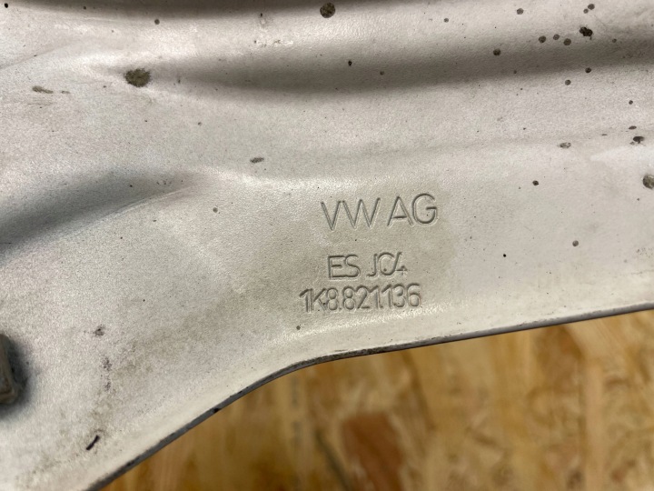 фото №9, Кріплення кронштейн тримач крила перед праве vw scirocco 1k8821136 2008-