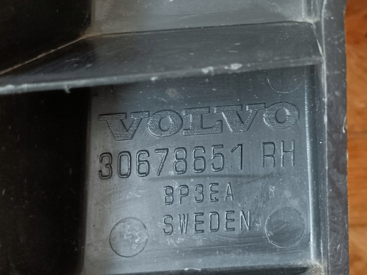 фото №8, Volvo v70 xc70 08- ползун бампера правый зад 30678651