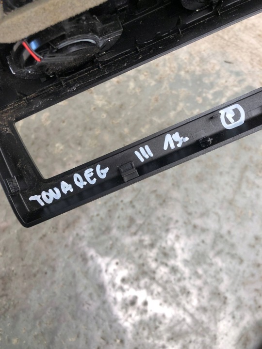 фото №8, Решітка повітропровід тунелю зад vw touareg iii 760819203