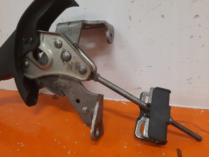 фото №5, Toyota yaris ii 2 05-09 домкрат ручник  тормоза ручного