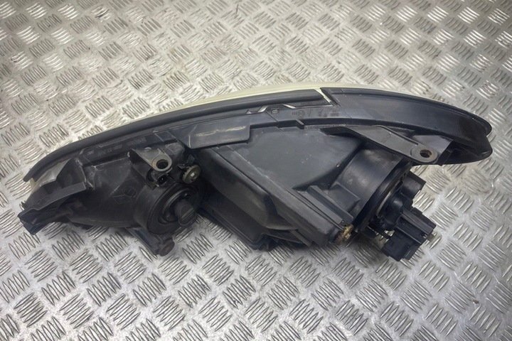 фото №10, Лампа правая передняя toyota avensis verso _m2_ 9922681017 2.0l дизель