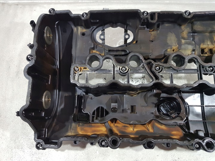 фото №8, Крышка клапанов 70557891 bmw f33 f36 g20 g21 2.0b b48b20b