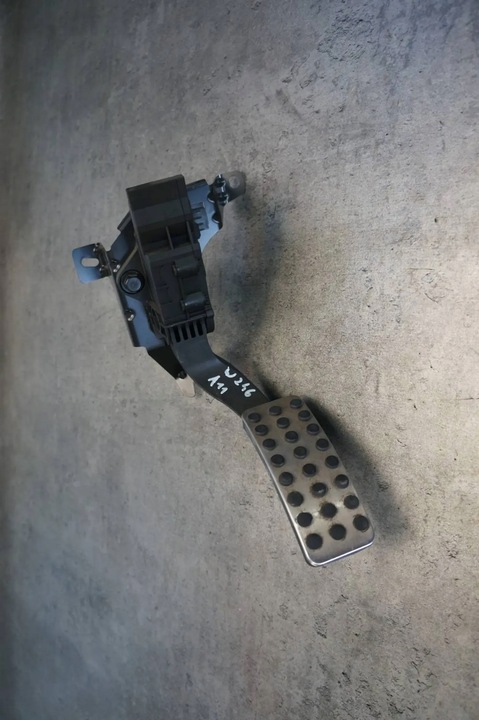 фото №1, Педаль газу a2463001904 pas безпеки mercedes w246 b-klasa рестайлінг 2.2