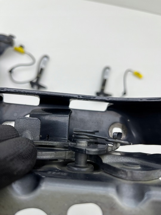 фото №10, Mercedes w205 петлі капота патрони l+p комплект kolor-755 a2058800828