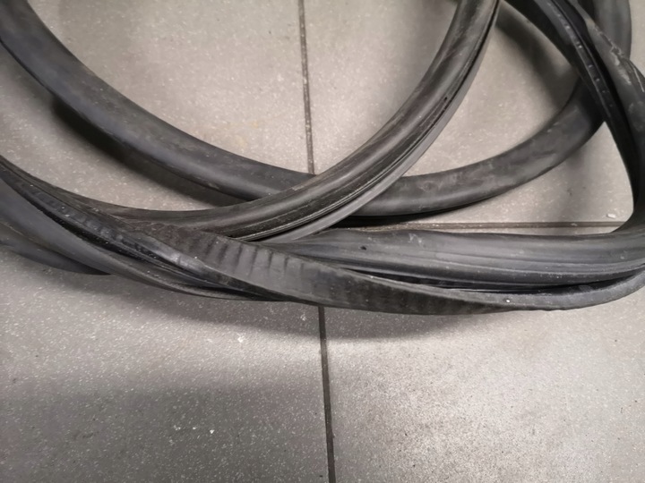 фото №6, Прокладка двері a6 c6 sedan праві зад кузовна