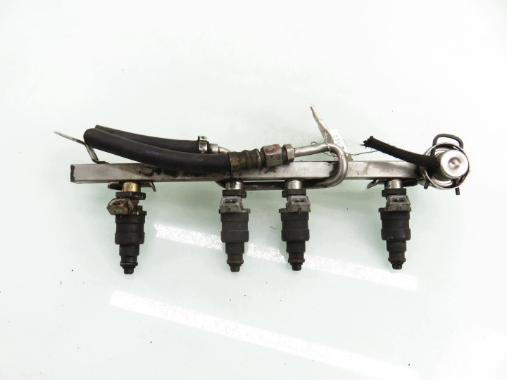 фото №10, Паливна рейка  audi a4 b5 1.6 050133681a 07813355in adp