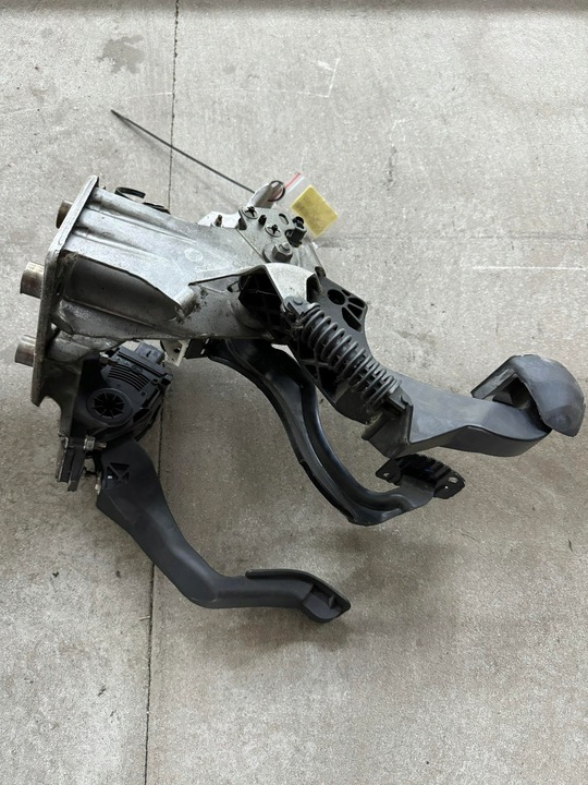 фото №5, Педаль сцепления тормоза газа peugeot 308 t7 1.6 9hz 9681530380