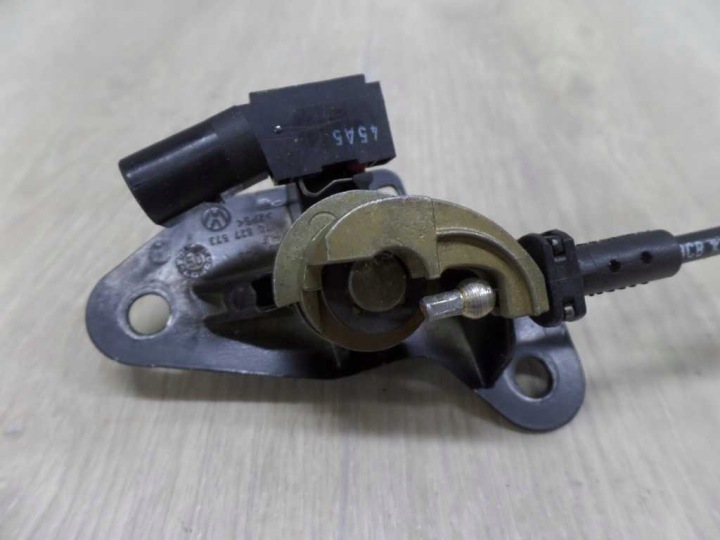 фото №5, Audi a4 b6 passat b6 jetta замок крышки багажника вставка 1t0827573