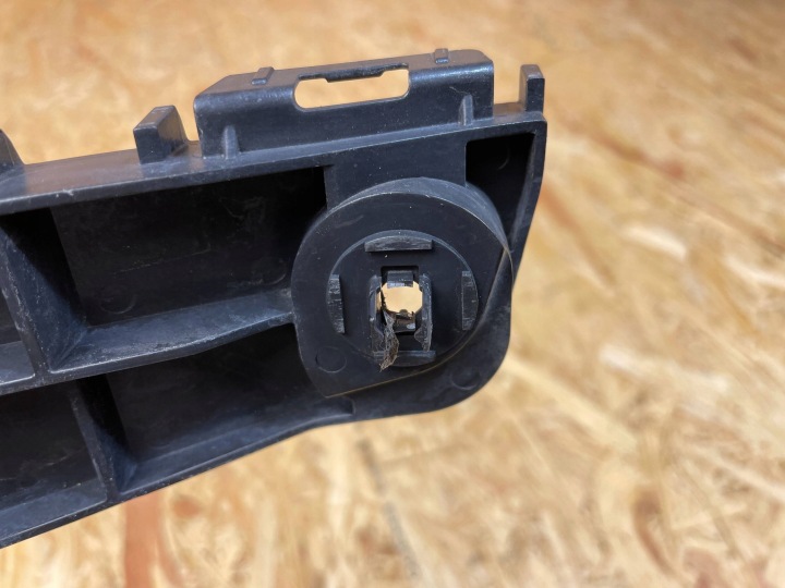 фото №11, Крепление кронштейн  бампера перед правое toyota prius iv 52115-47050 2015-