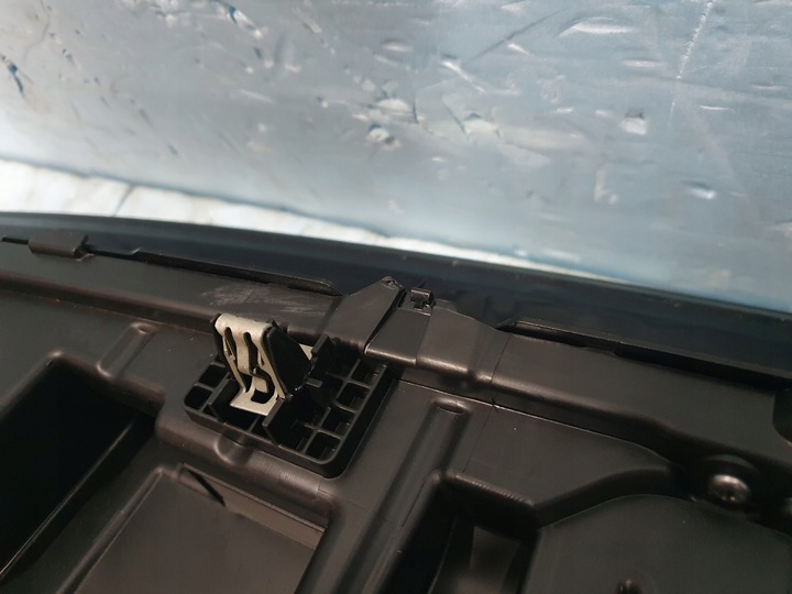 фото №8, Лампа накладка средняя xpeng g9 ev перед