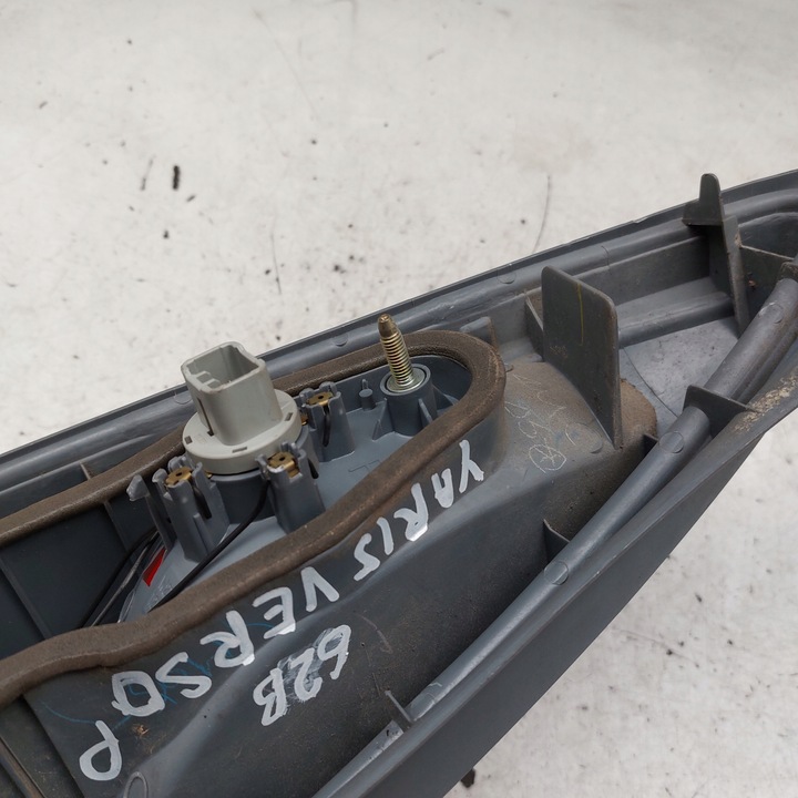 фото №11, Toyota yaris verso лампа права задня eu