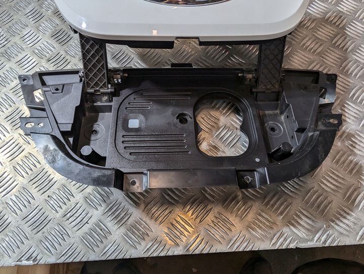 фото №10, Maxus ev30 e доставляти 3 2019- решітка радіатора логотип кришка заряджання