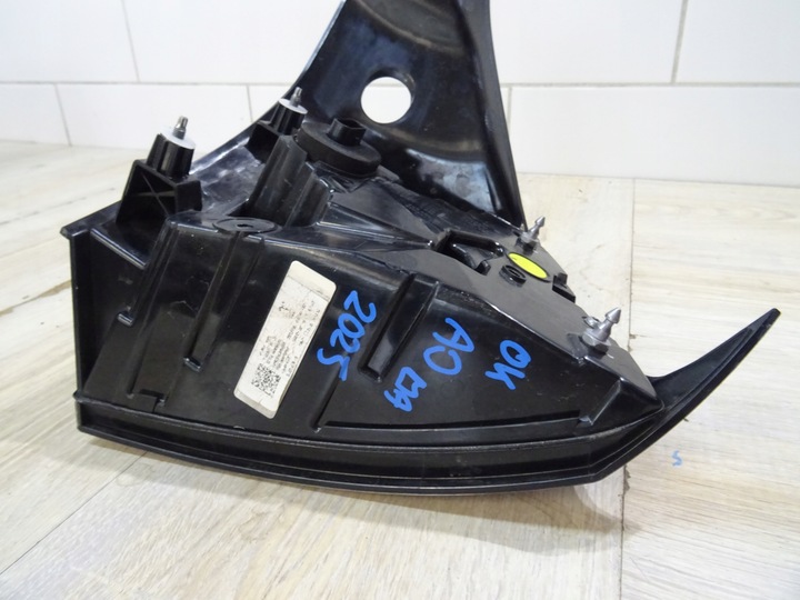 фото №7, Tesla модель 3 лампа ліва зад задня 1077397 4 pin llu