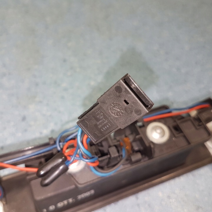 фото №9, Накладка зад микровыключатель подсветка номерного знака 8e0827657e audi a4 b6