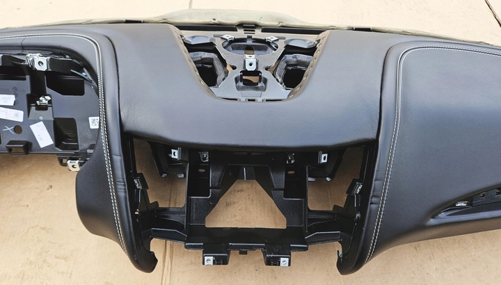 фото №9, Консоль панель maserati levante gt trofeo m161 670043346 чорна i біла nić