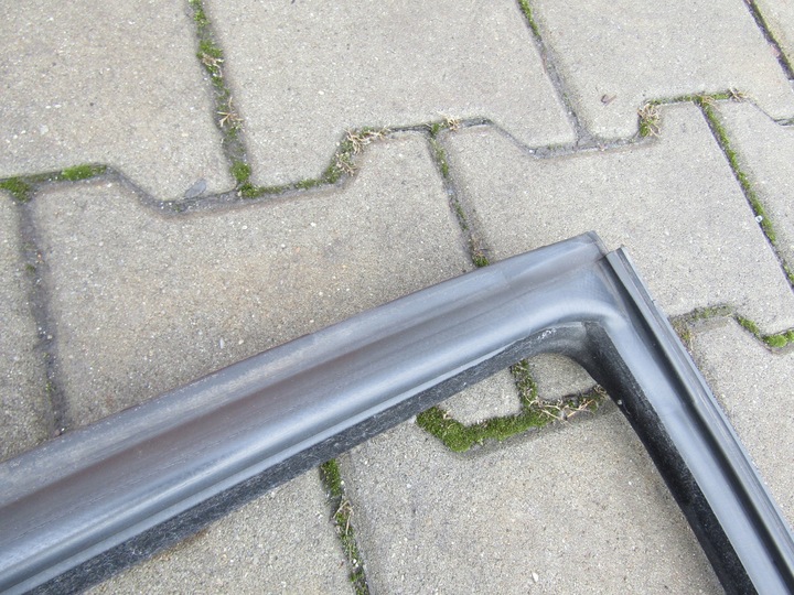 фото №3, 8 mercedes clk w208 права передня гумова прокладка кузовна двері