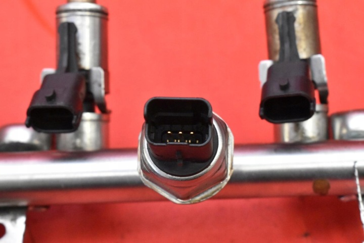 фото №7, Паливна рейка  форсунки v756805180-04 peugeot 308 1 i t7 1.6 thp 156 km