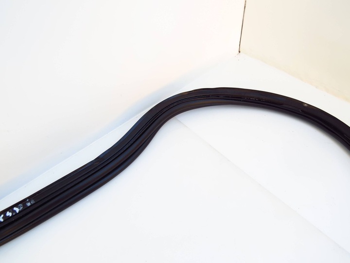 фото №8, Прокладка кришки багажника зад задня 31385613 volvo v40 ii 12-19