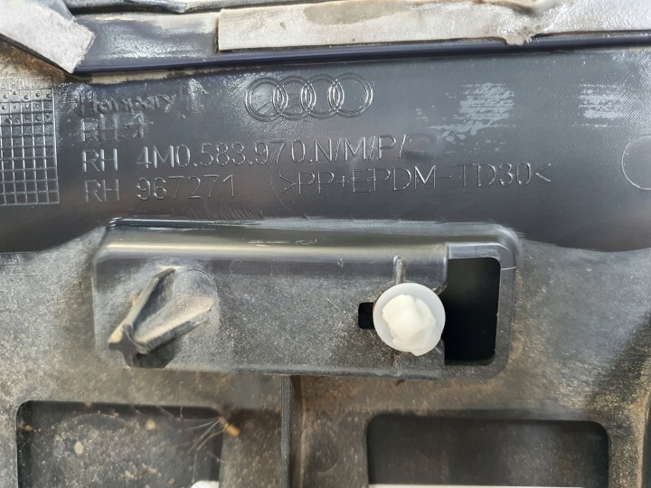 фото №5, Audi q7 4m0 молдинг двері права зад 4m0583970 n