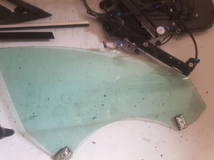 фото №5, Tesla 3 оснащение правые перед стекло жгут