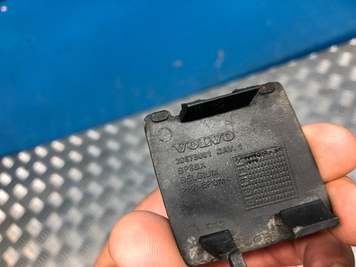 фото №2, Volvo s40 ii заглушка зад задняя фаркоп бампера ушка 30678001