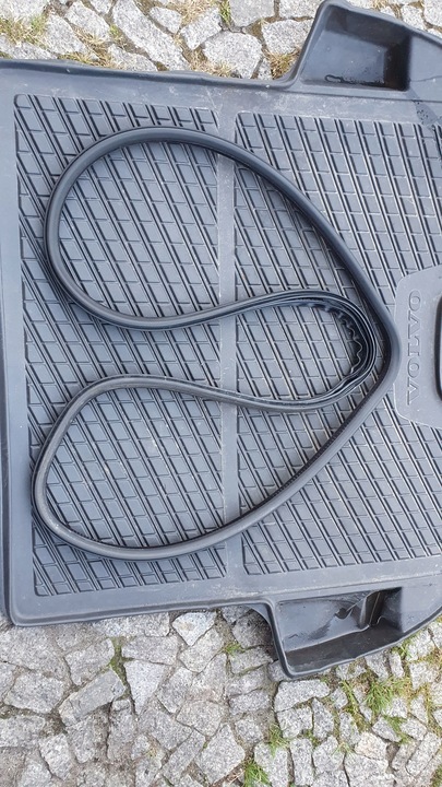 фото №1, Volvo v50 04-12 прокладка кришки ніша багажника гарна